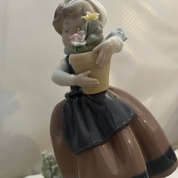 LLADRO Linda Con Maceta Spring is Coming - Picture 10 of 14